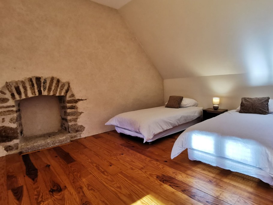 Une seconde chambre avec 2 lits de 90