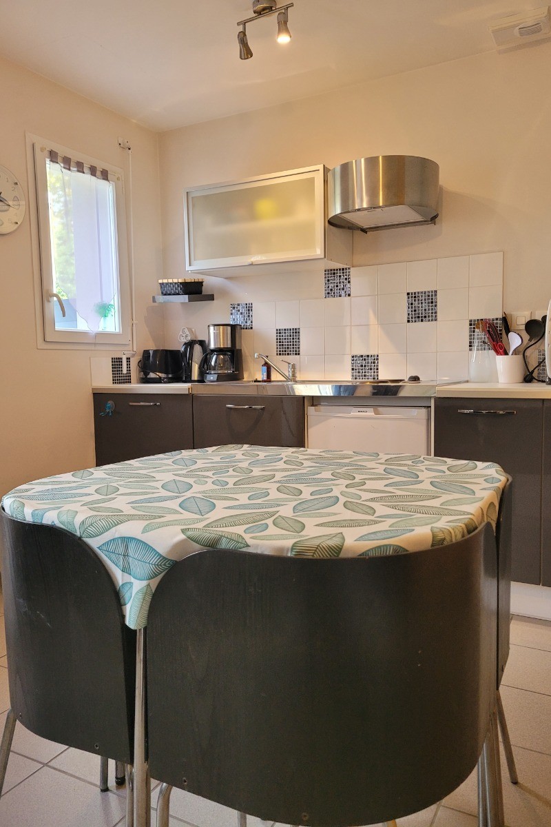 LABARRE, location, Clévacances, Paimpol, la pièce de vie avec espace salon, table à manger, et cuisine aménagée