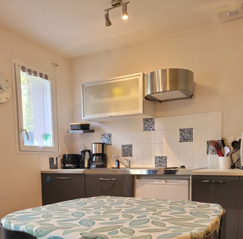 LABARRE, location, Clévacances, Paimpol, la pièce de vie avec espace salon, table à manger, et cuisine aménagée