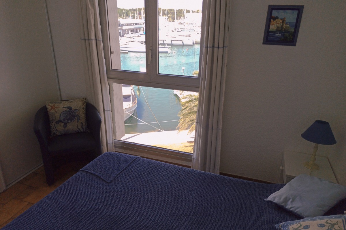 Vue sur le port depuis le lit