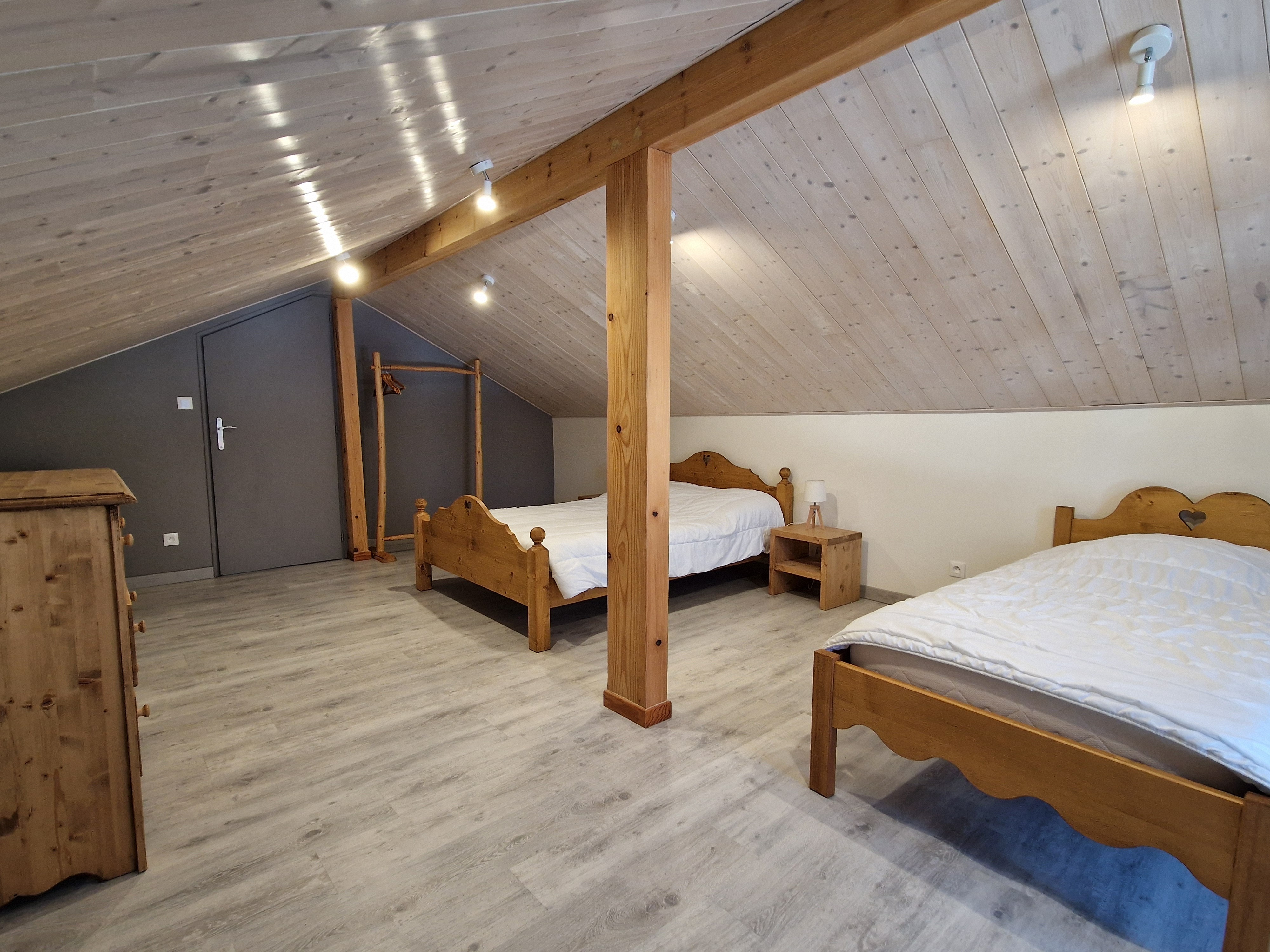 Bedroom 2, sleeps 3 - Gîte les azalées