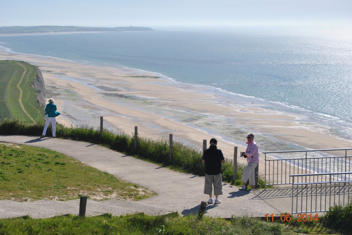 à 18 mn le cap banc nez.   Du haut des falaises, on aperçoit  en face les côtes anglaises  par beau temps. Il est constitué de falaises escarpées  de craie et de marne. Elles s'élèvent jusqu'à 134 m de haut (151 m selon le Conservatoire du littoral).
