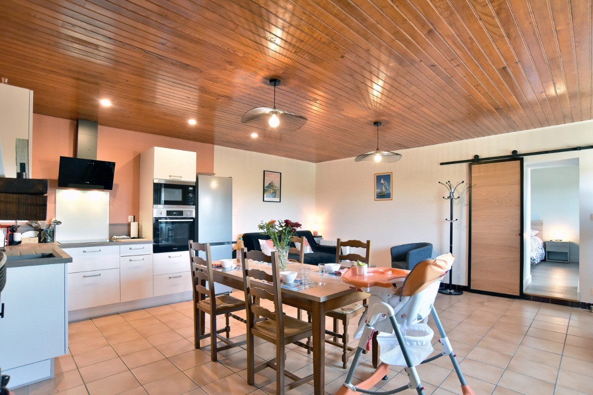 Pièce de vie avec un coin cuisine neuve et très bien équipée, un coin séjour et un coin salon (canapé-lit confortable et convertible  de 140x190 cm). La chambre indépendante se trouve à droite.