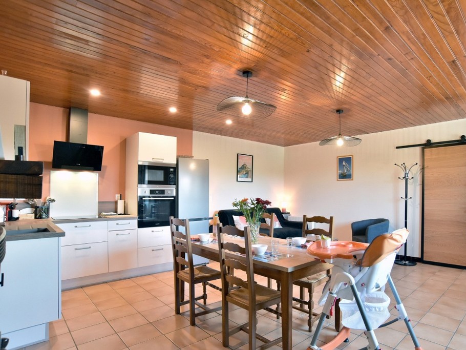 Pièce de vie avec un coin cuisine neuve et très bien équipée, un coin séjour et un coin salon (canapé-lit confortable et convertible de 140x190 cm). La chambre indépendante se trouve à droite.