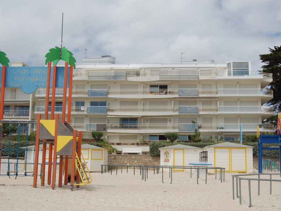 club de plage devant immeuble