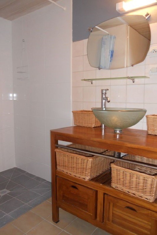 salle d'eau avec WC fermé