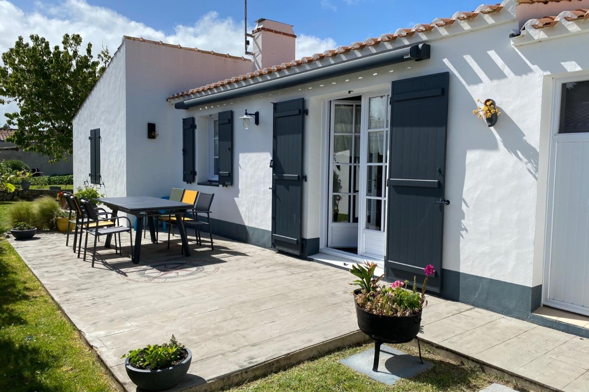 Terrasse avec salon de jardin