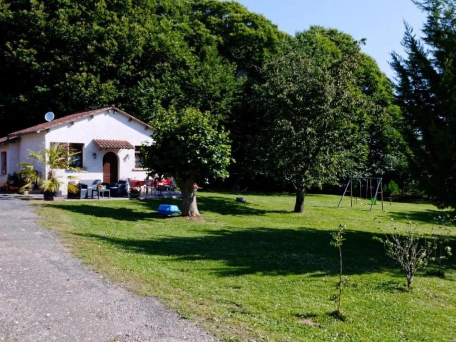 Grand jardin arboré GITE LE GAULIAT 19 CORREZE CLEVACANCES
