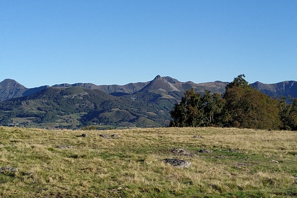 Vue du chemin des crêtes qui mène au Plomb du Cantal