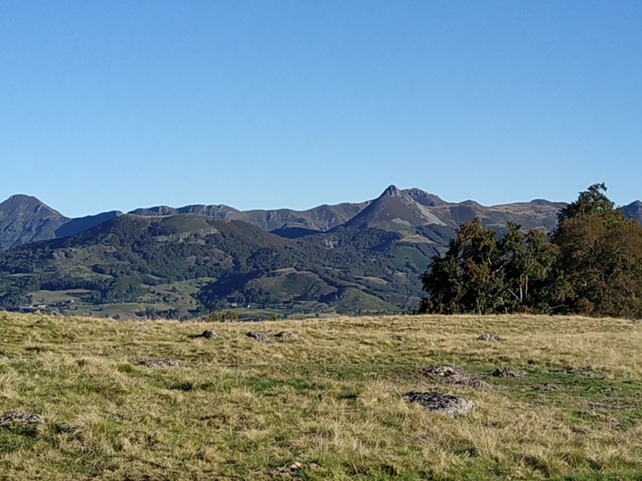 Vue du chemin des crêtes qui mène au Plomb du Cantal