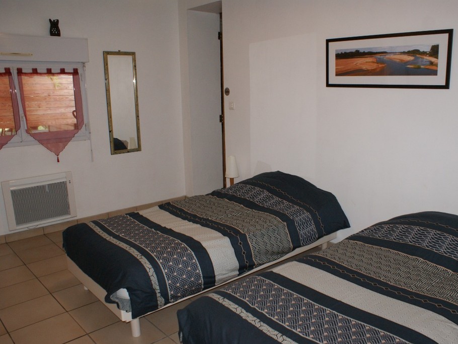 Chambre aménagée avec 2 lits de 0,90 m