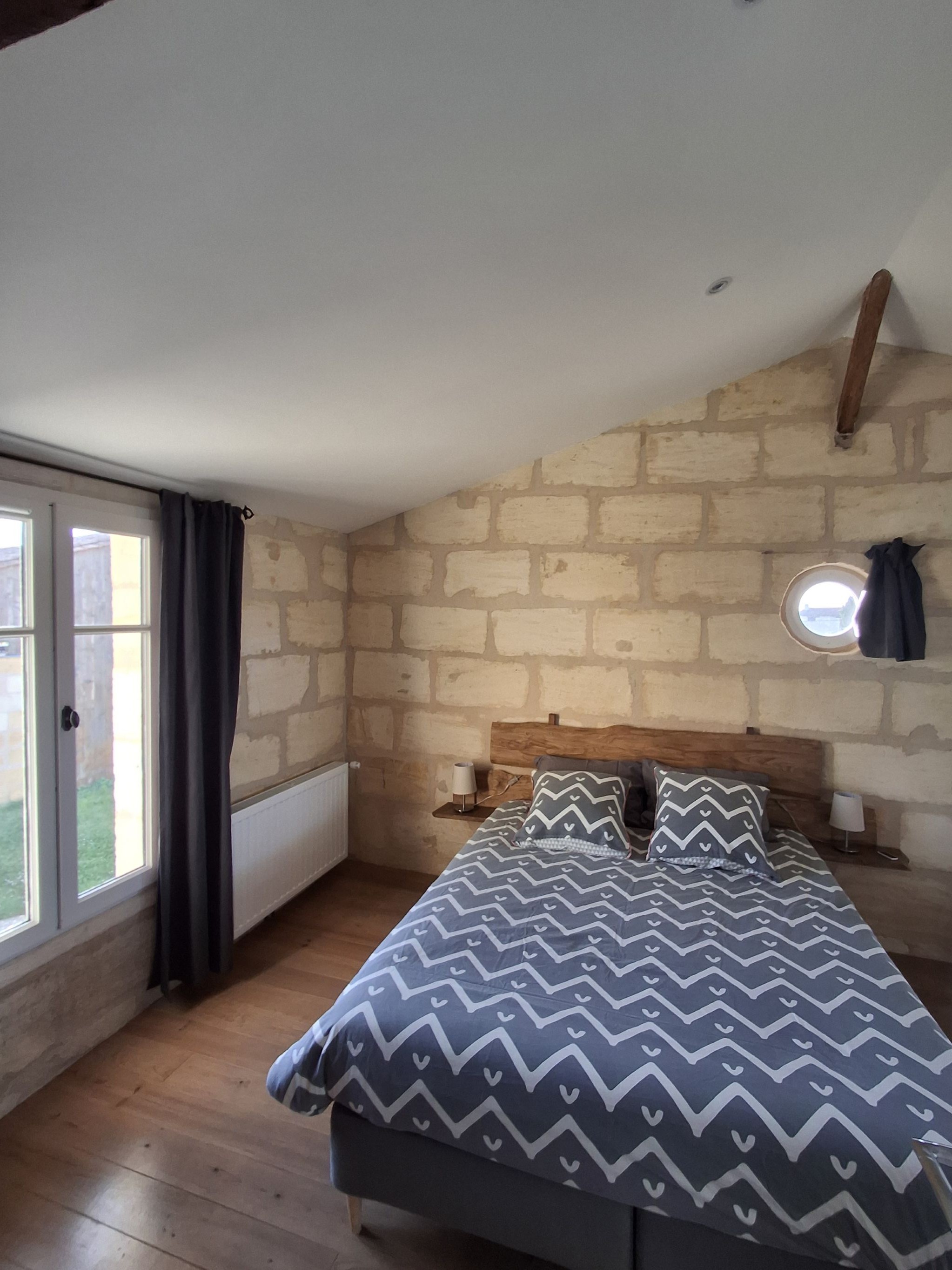 Chambre avec fenêtre et hublot,
 à droite de l'escalier