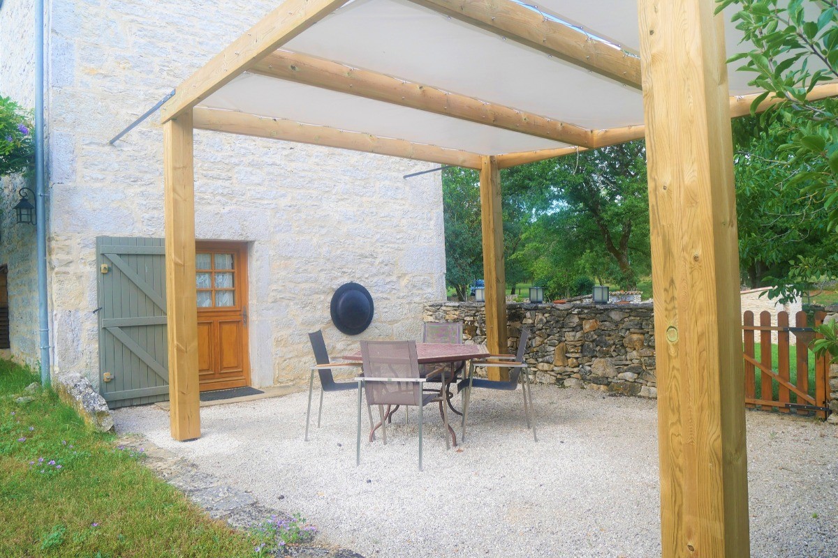 Terrasse pigeonnier, barbecue, table, chaises