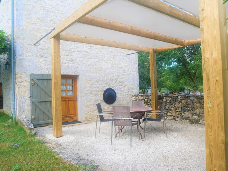 Terrasse pigeonnier, barbecue, table, chaises