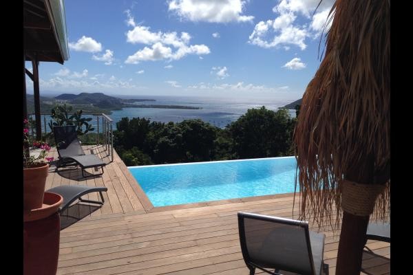 vue sur la piscine et la baie du marin