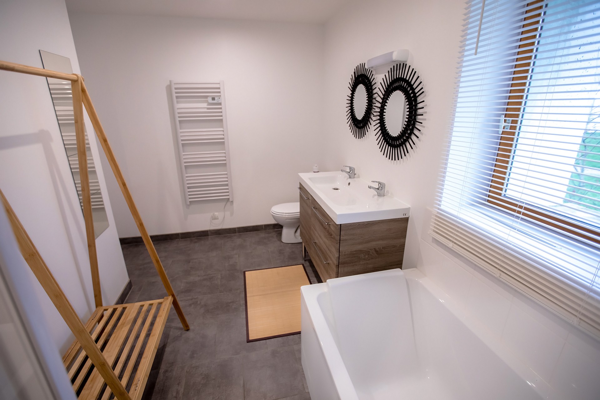 Salle de bains avec baignoire, douche et double vasques au RDC