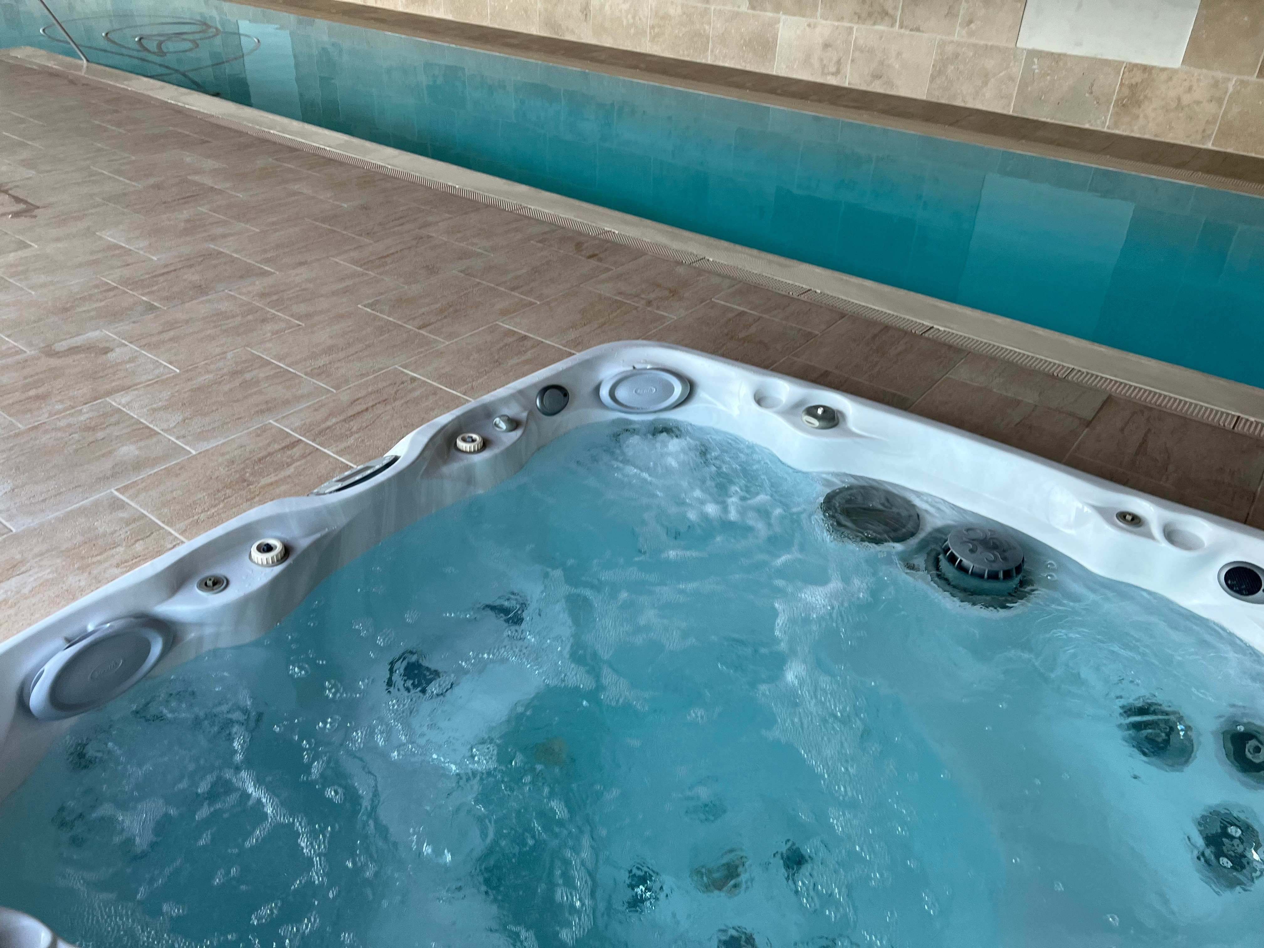 la piscine intérieure et le jacuzzi