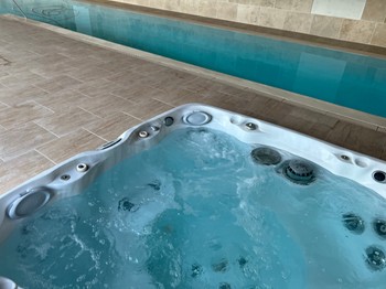 la piscine intérieure et le jacuzzi