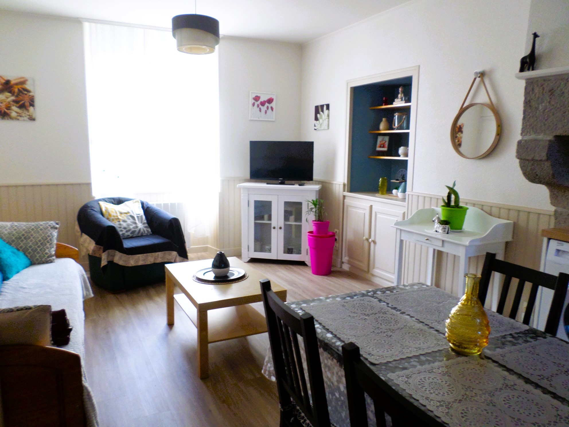 Pièce de vie avec coin cuisine toute équipée, séjour et salon (canapé convertible 1 personne). Chambre indépendante à droite du salon.