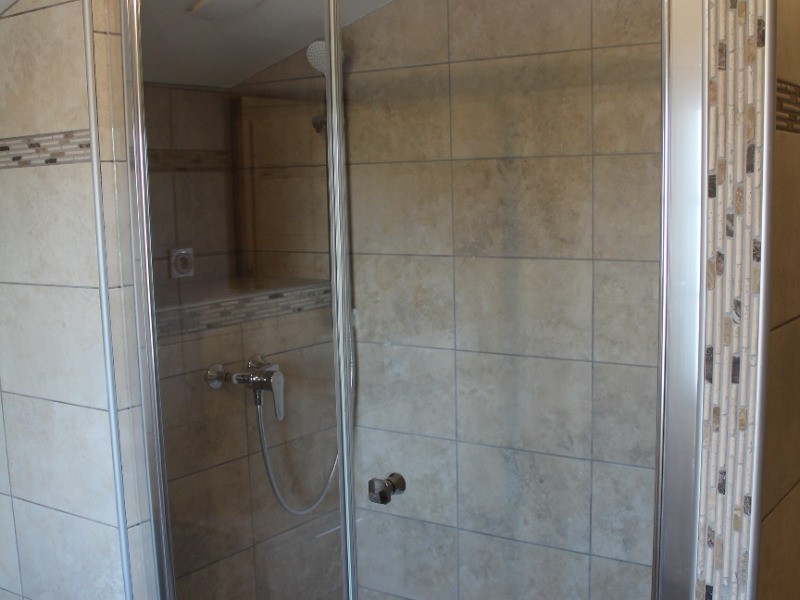 La douche vitrée spacieuse en 90 x 140