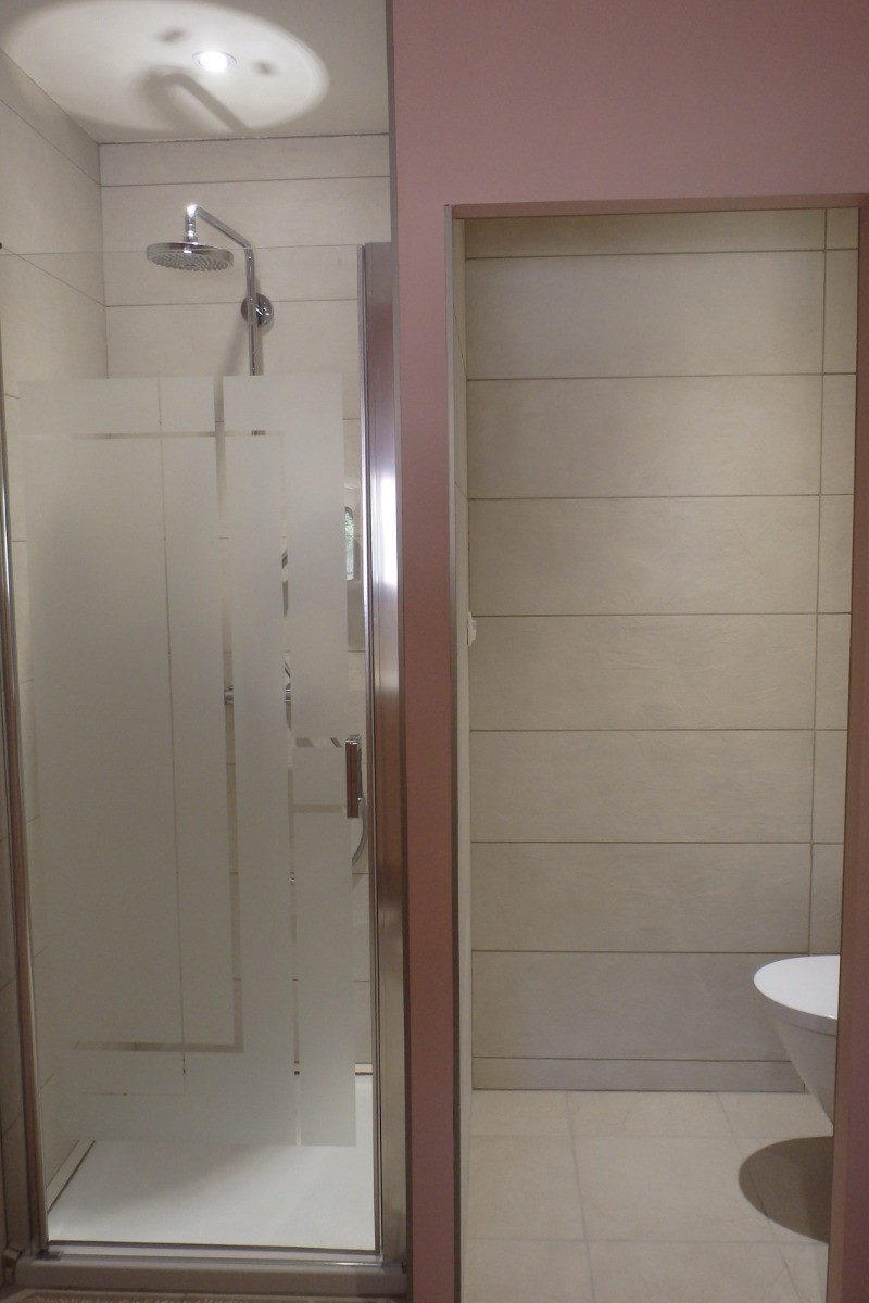 Douche et Toilette fermée par une porte