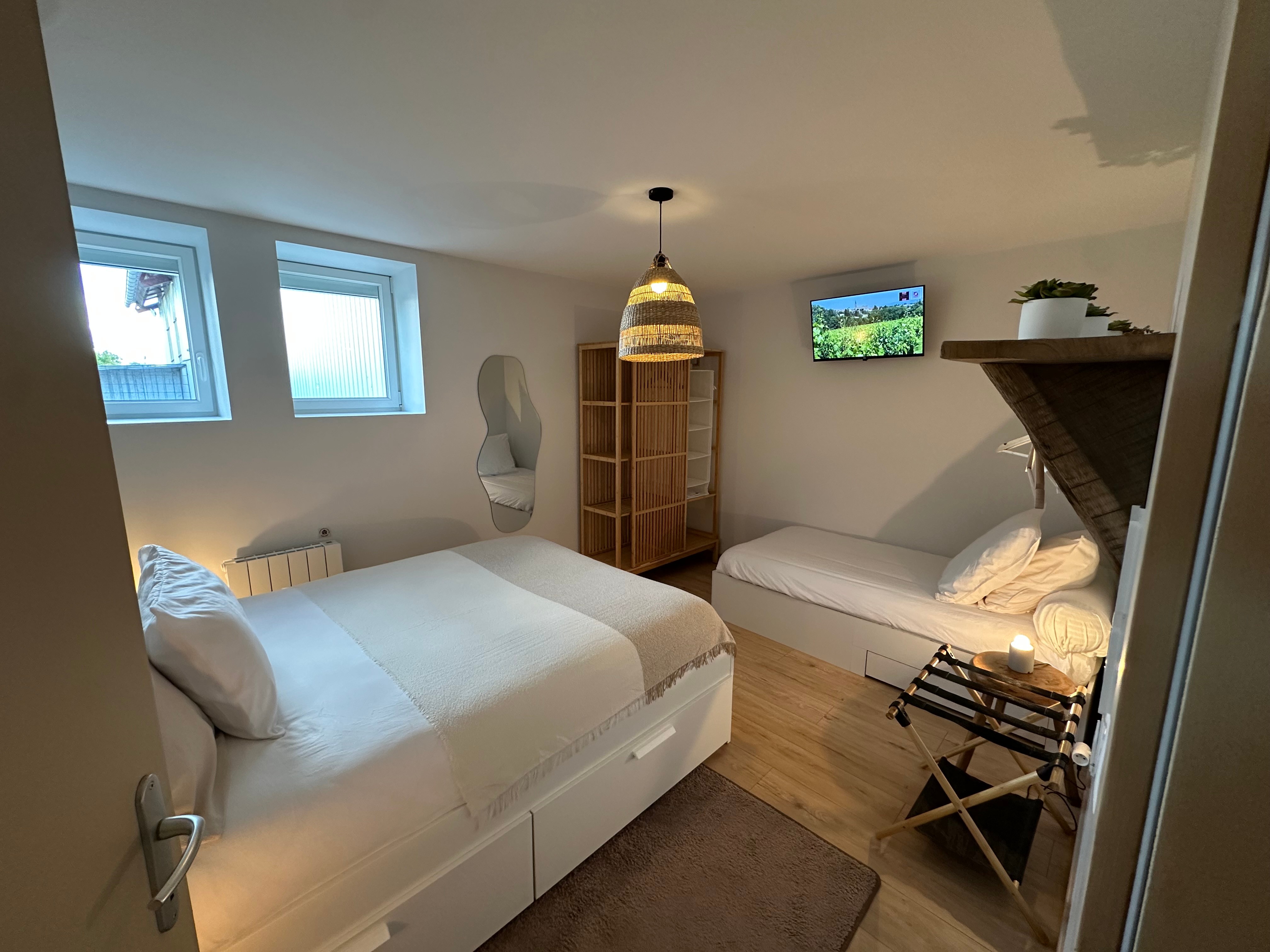 Le Logis de Ecuries, Renaison : la 1e chambre avec TV connectée