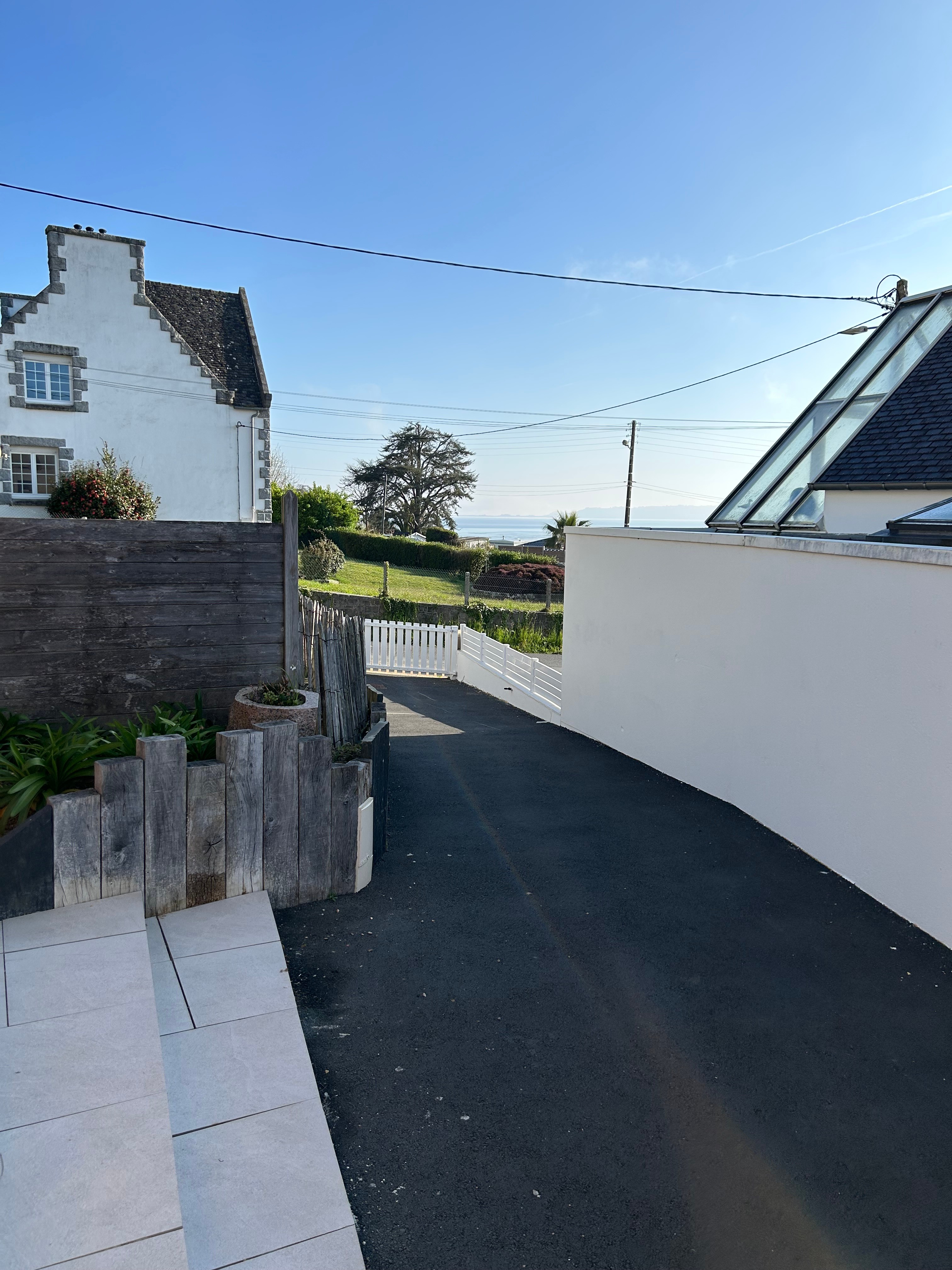 Allée fermée par le portail