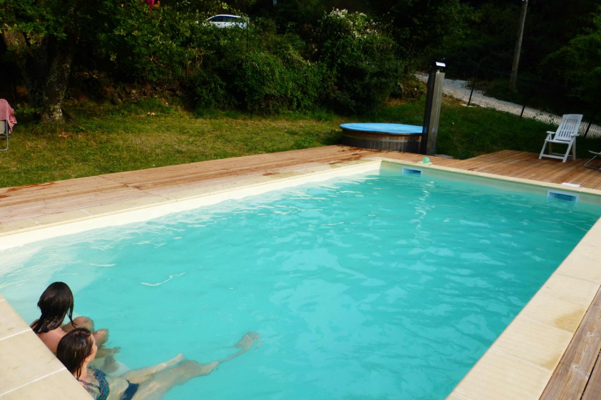 PISCINE AVEC BANQUETTE INTÉGRÉE