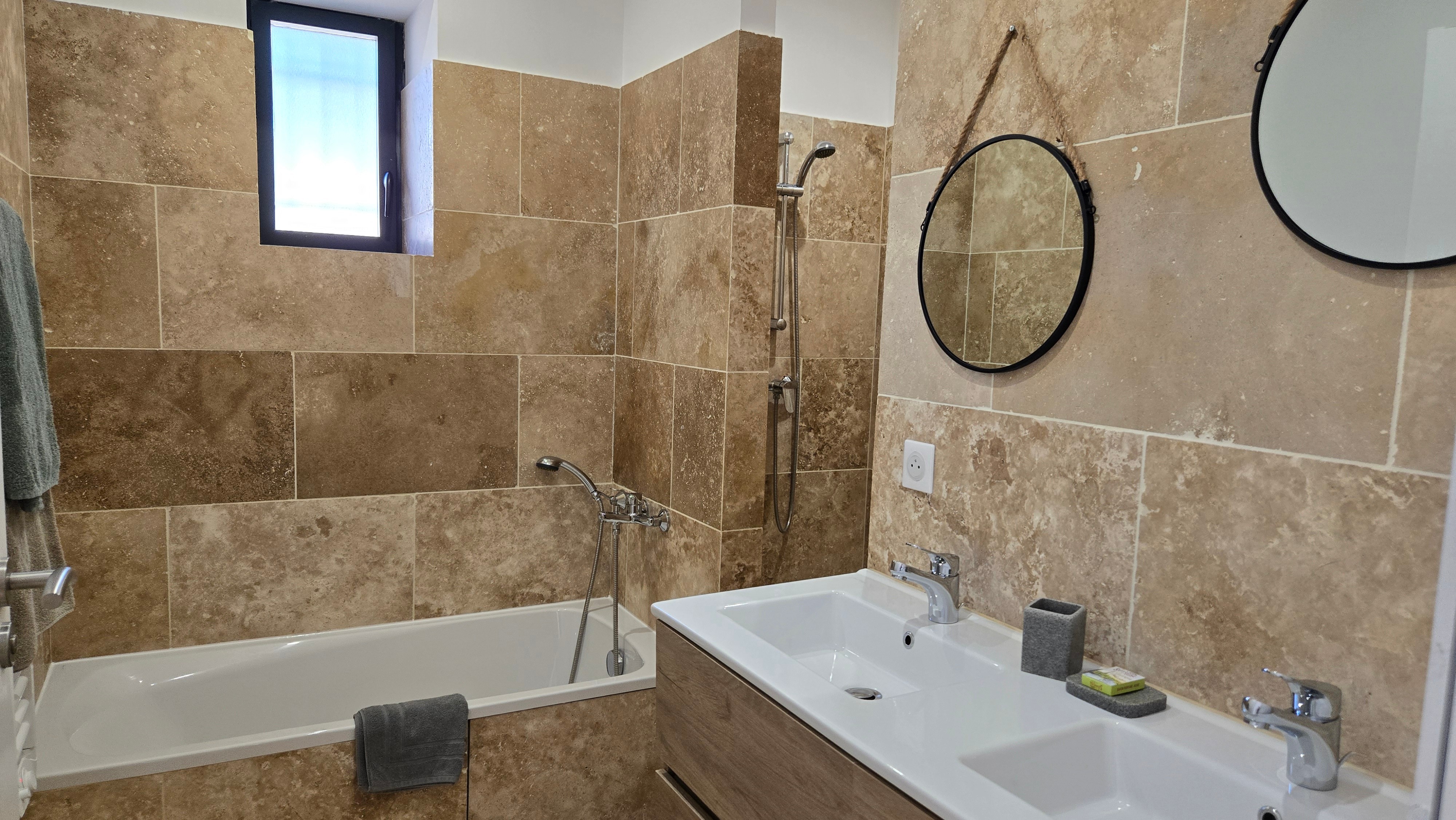 Salle de bain 1 : baignoire, douche à l'italienne, double vasque