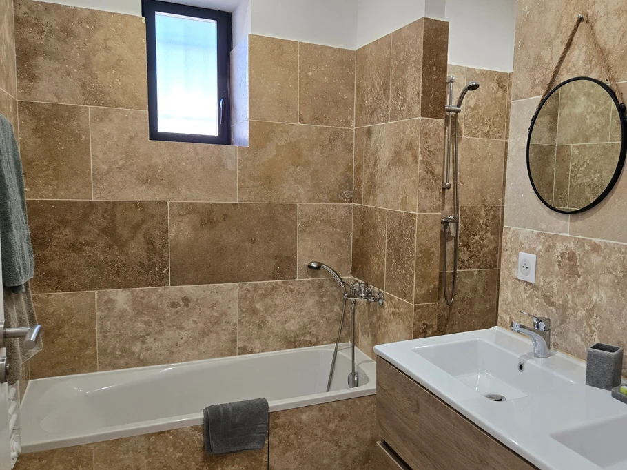 Salle de bain 1 : baignoire, douche à l'italienne, double vasque