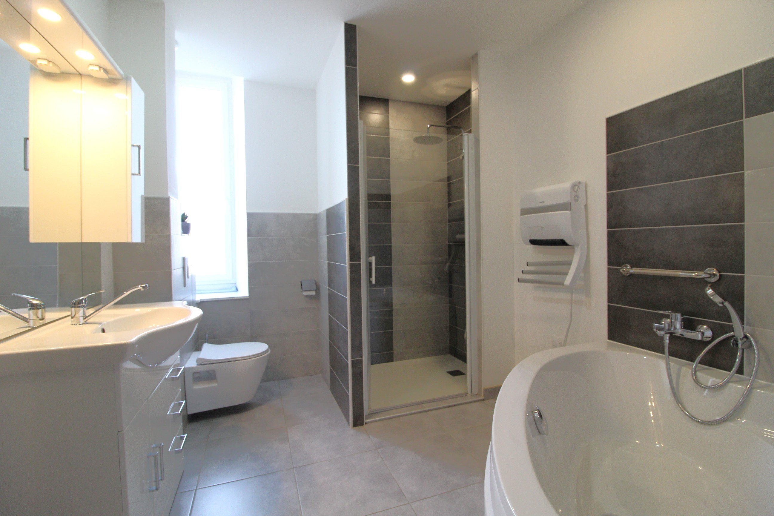 Salle de bain avec douche, baignoire et wc - Gîte l'Atelier de plain de pied, Gérardmer