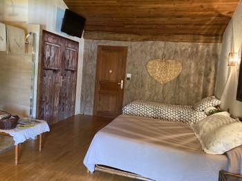 Guest room for 3 people: 1 double bed + 1 single bed
