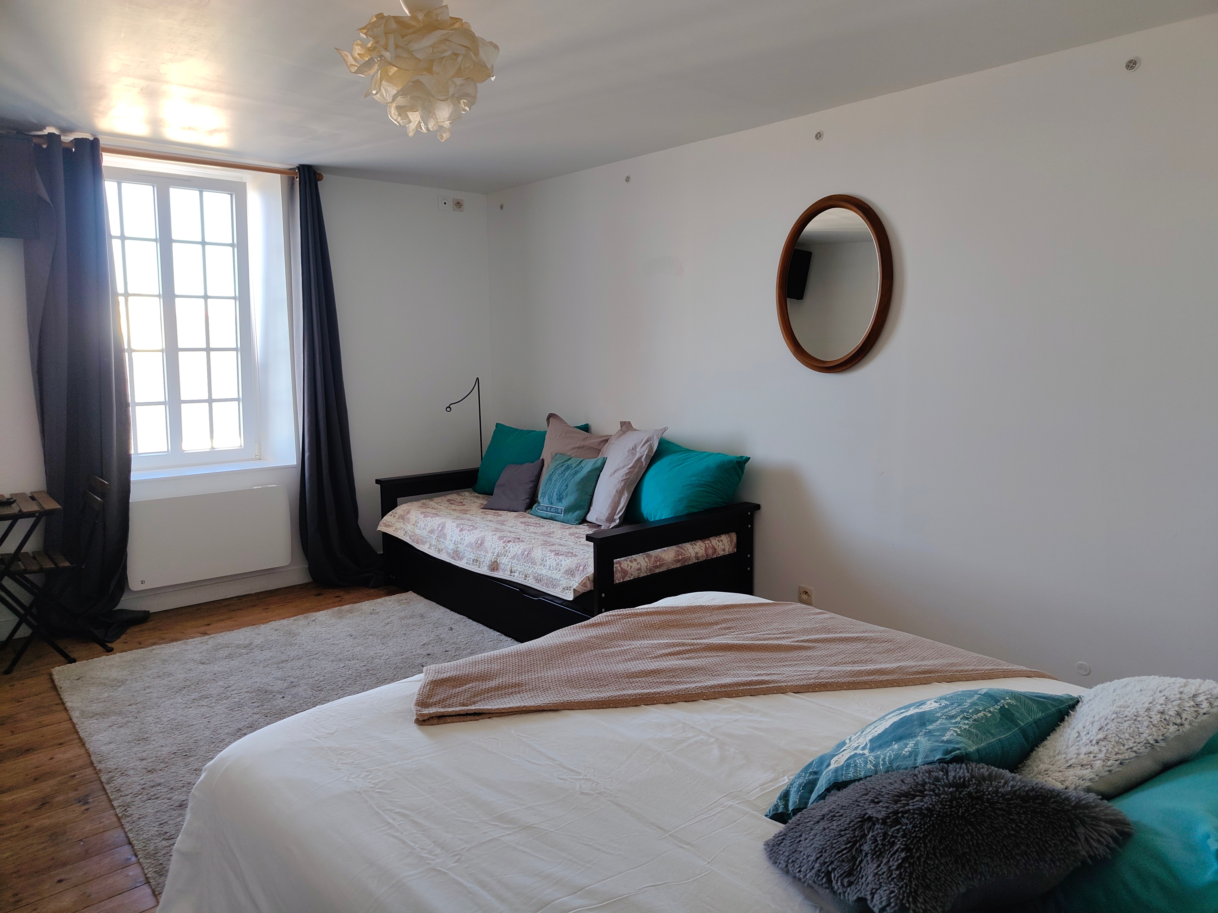 1 : bedroom 2 with bed 160 x 200 (or two beds 80x200) and bench with private shower