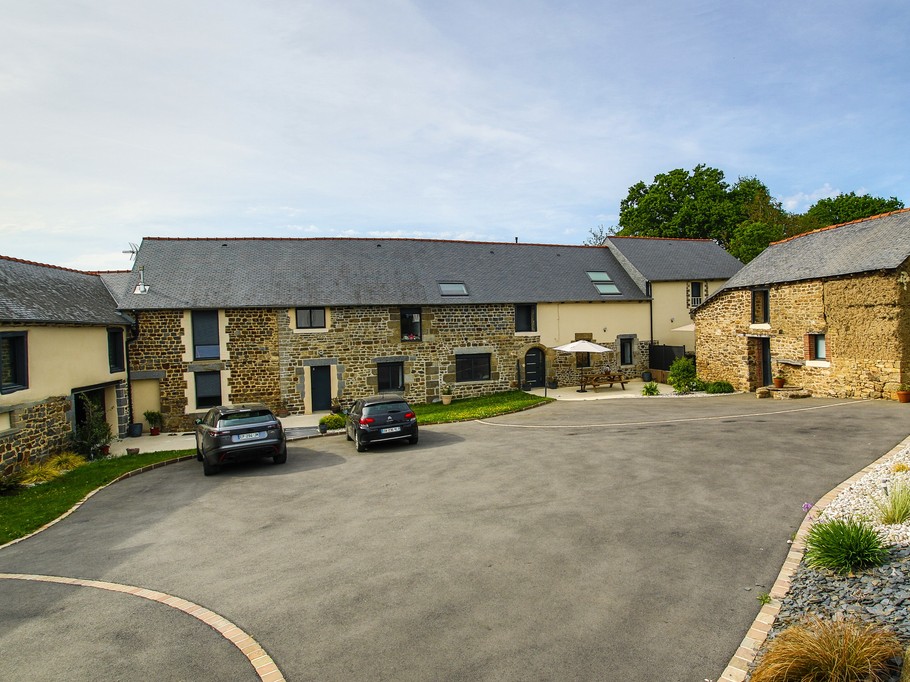 Façade de la longère rénovée.
A gauche se trouve le gîte "Songe" pouvant accueillir 6 personnes.
La cour, l'espace pelouse et la salle de sport sont communs aux 2 gîtes.