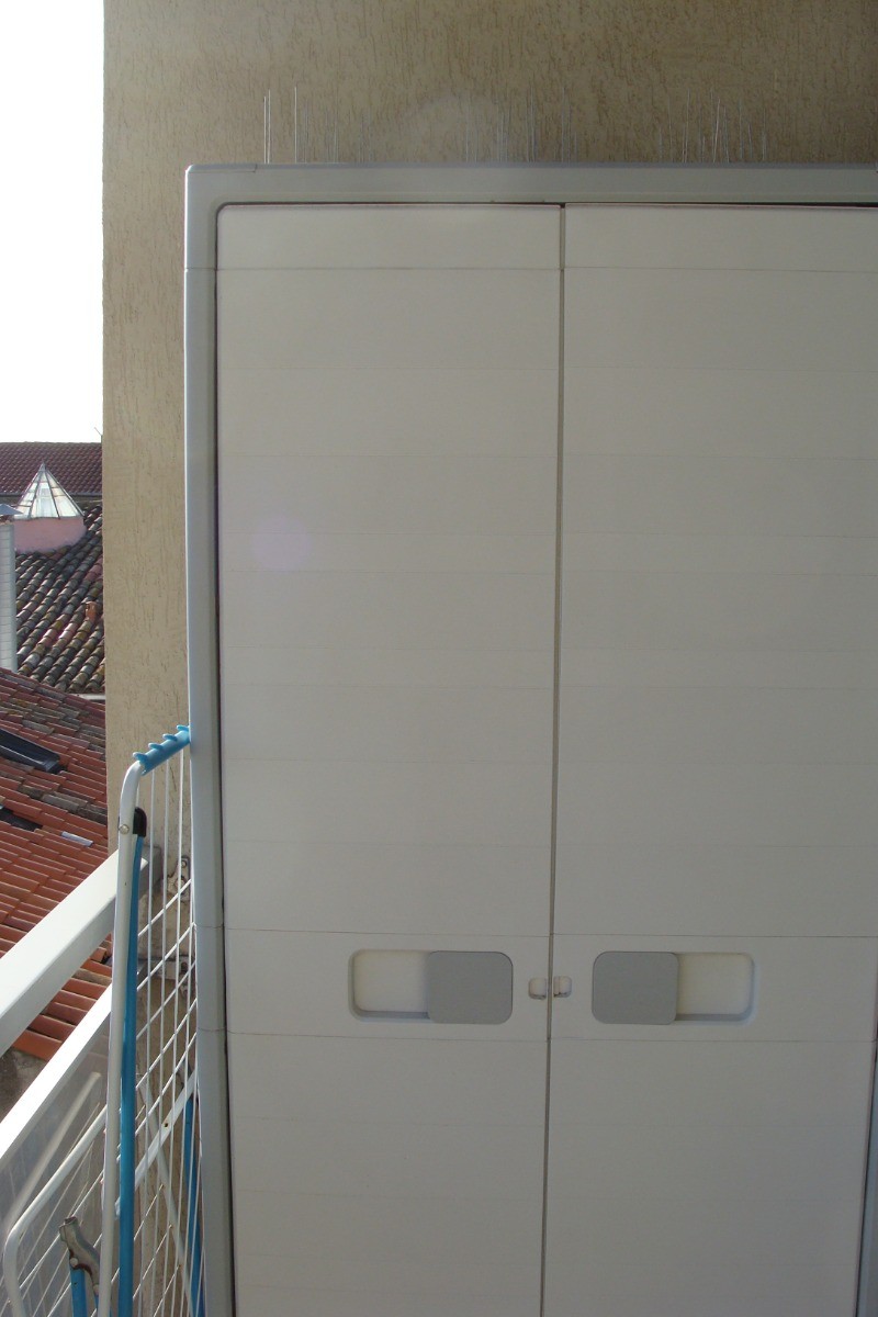 Armoire à balais, aspirateur, produits entretien