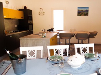 cuisine ouverte entièrement équipée