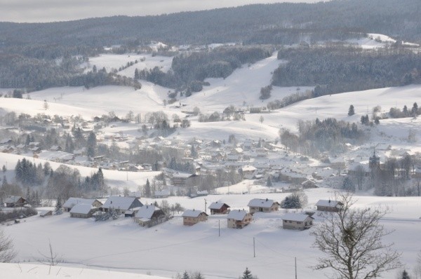 le Village en EN BAS dans la combe  un km environ facile d'accès