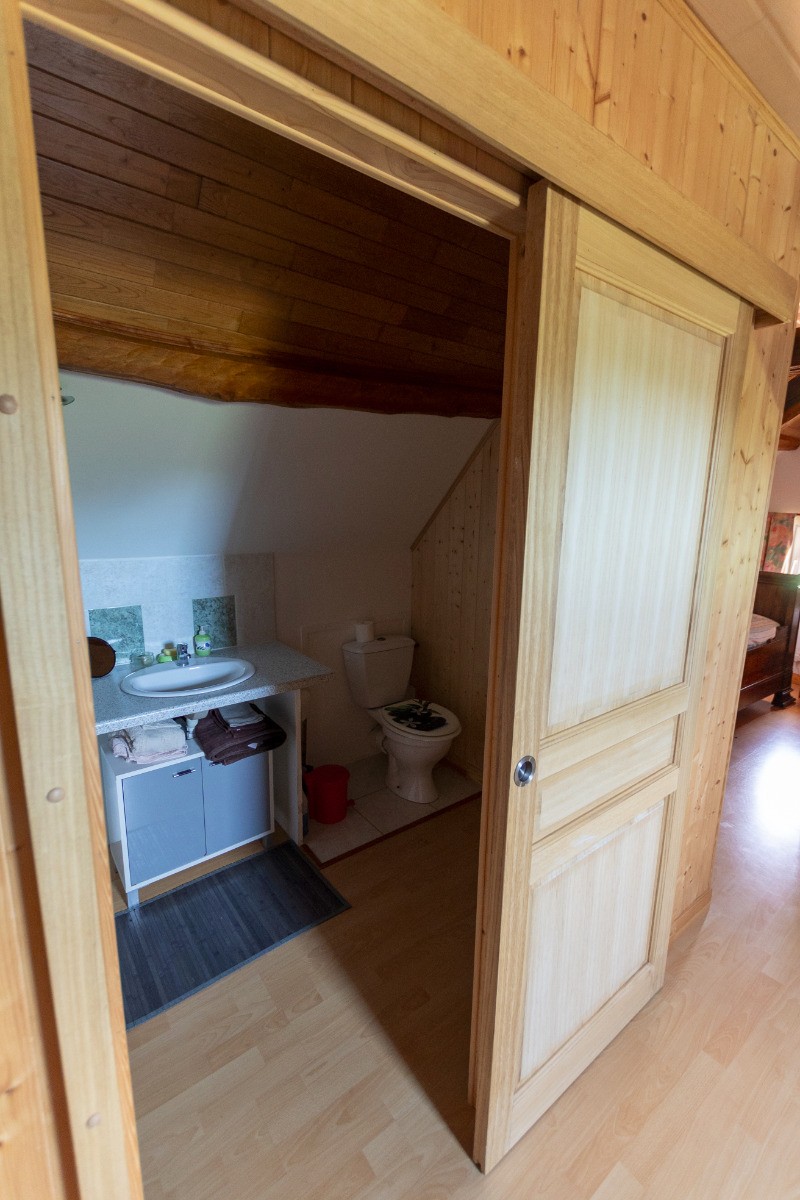Deuxième étage Espace fermé avec lavabo et WC