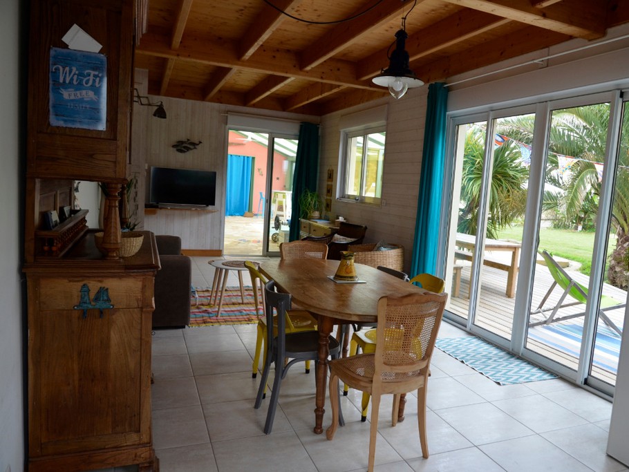 La salle et le salon en accès direct à la piscine