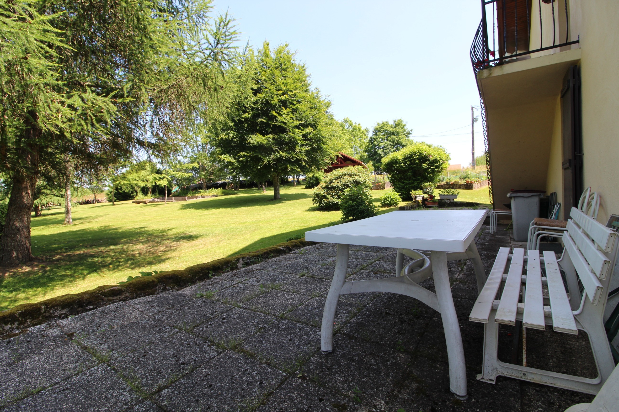 Terrasse - Gîte du Han à Saint-Remy, Vosges – Appartement nature, jardin, terrain pétanque