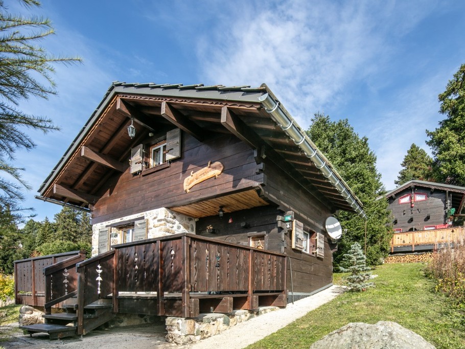 Le chalet à l'automne (1er plan)