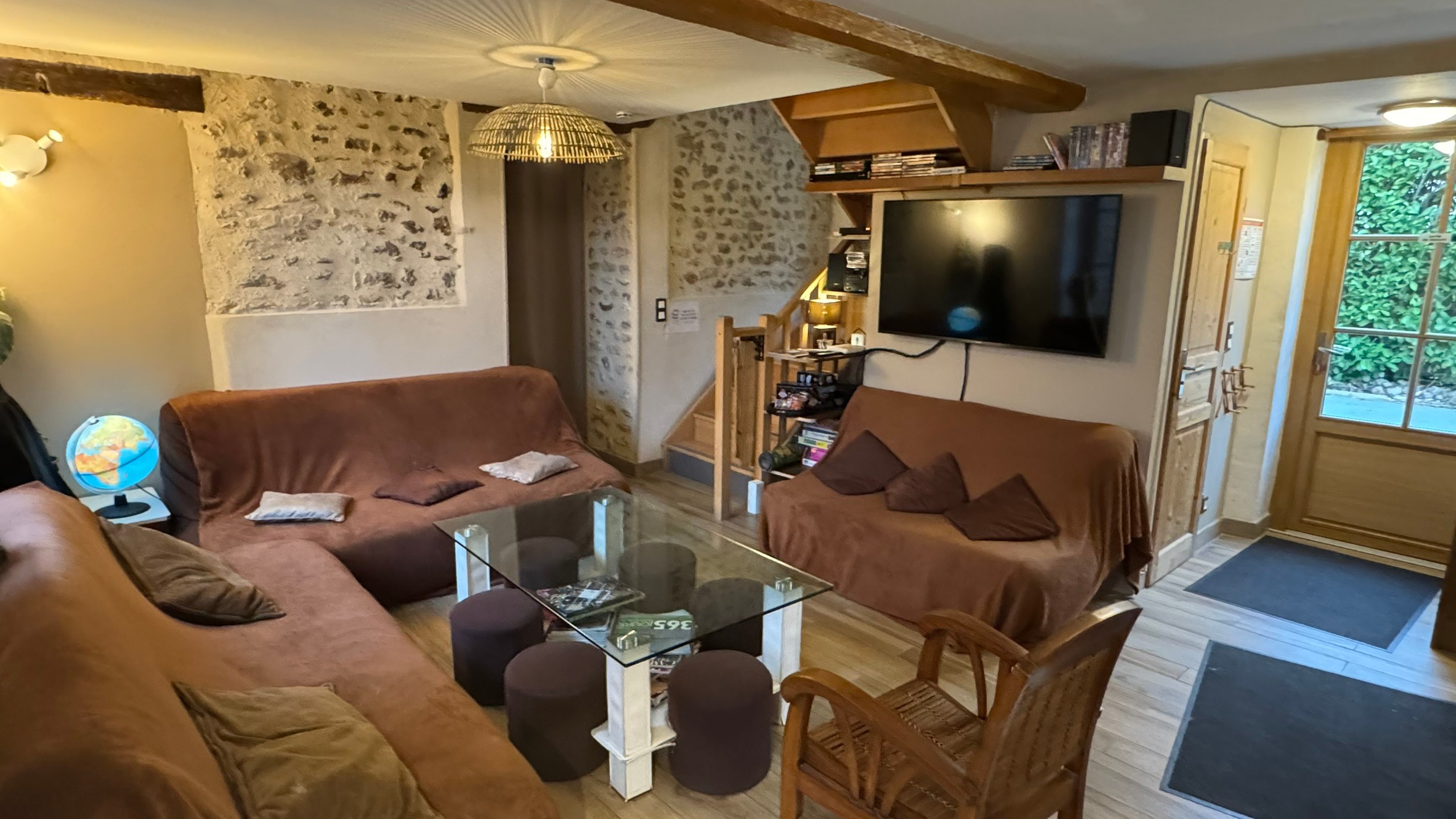 Vue générale du Grand Salon, avec ses canapés et fauteuils et ses équipements High-Tech
