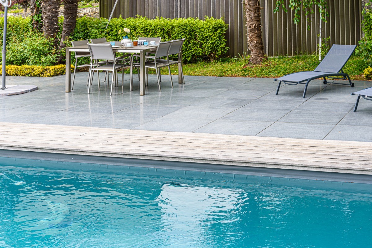 Bord de la piscine