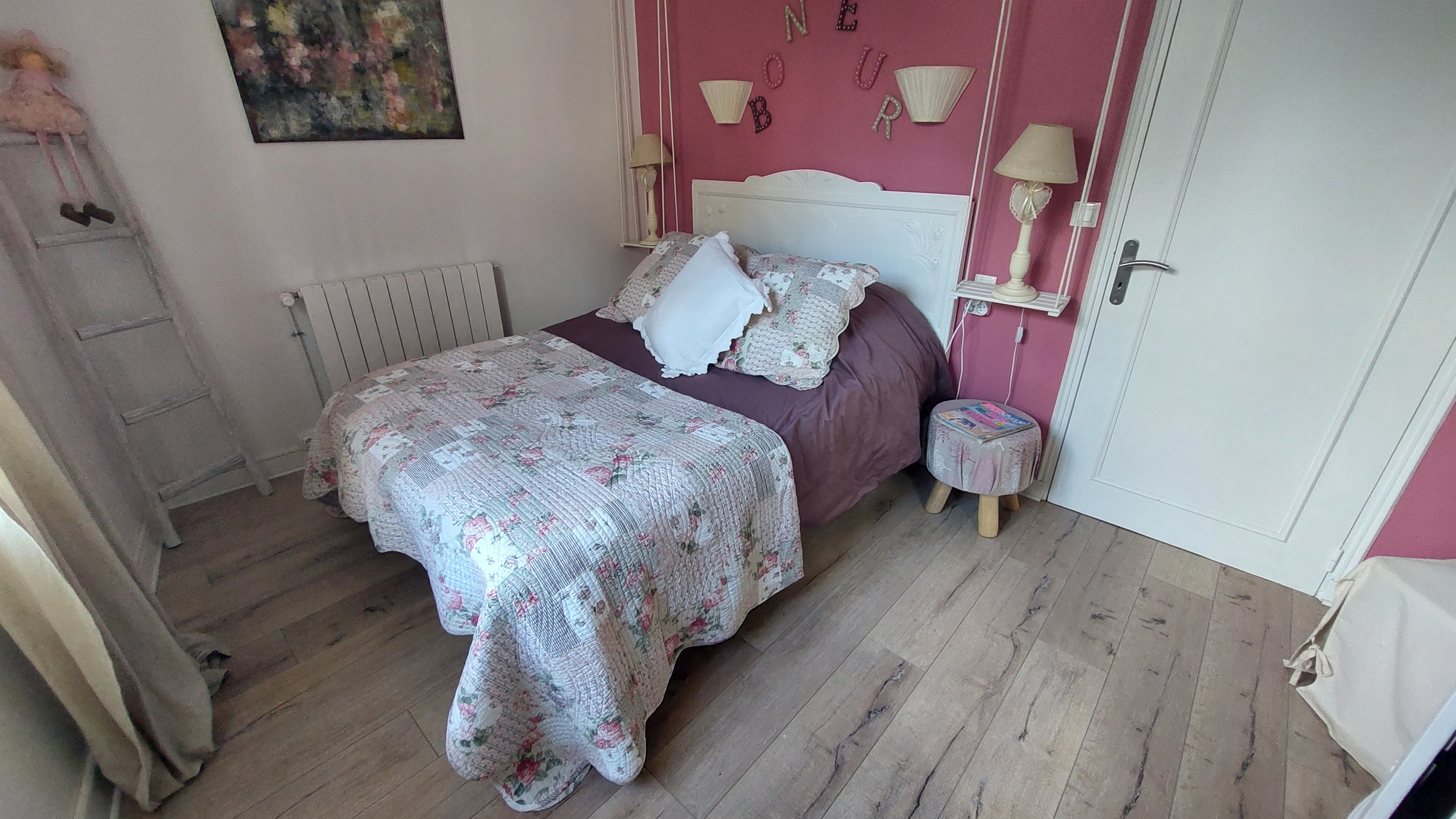 Chambre spacieuse et calme, idéale pour un séjour reposant au cœur du Cantal