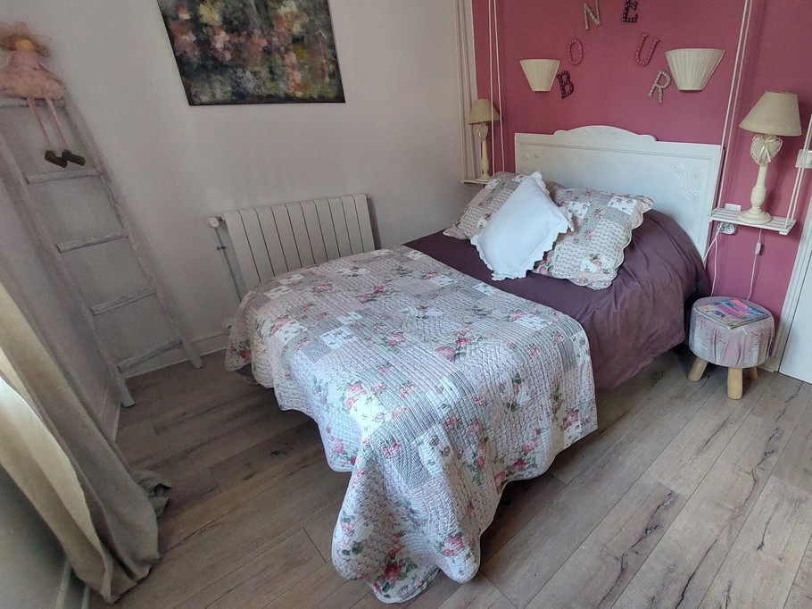 Chambre spacieuse et calme, idéale pour un séjour reposant au cœur du Cantal