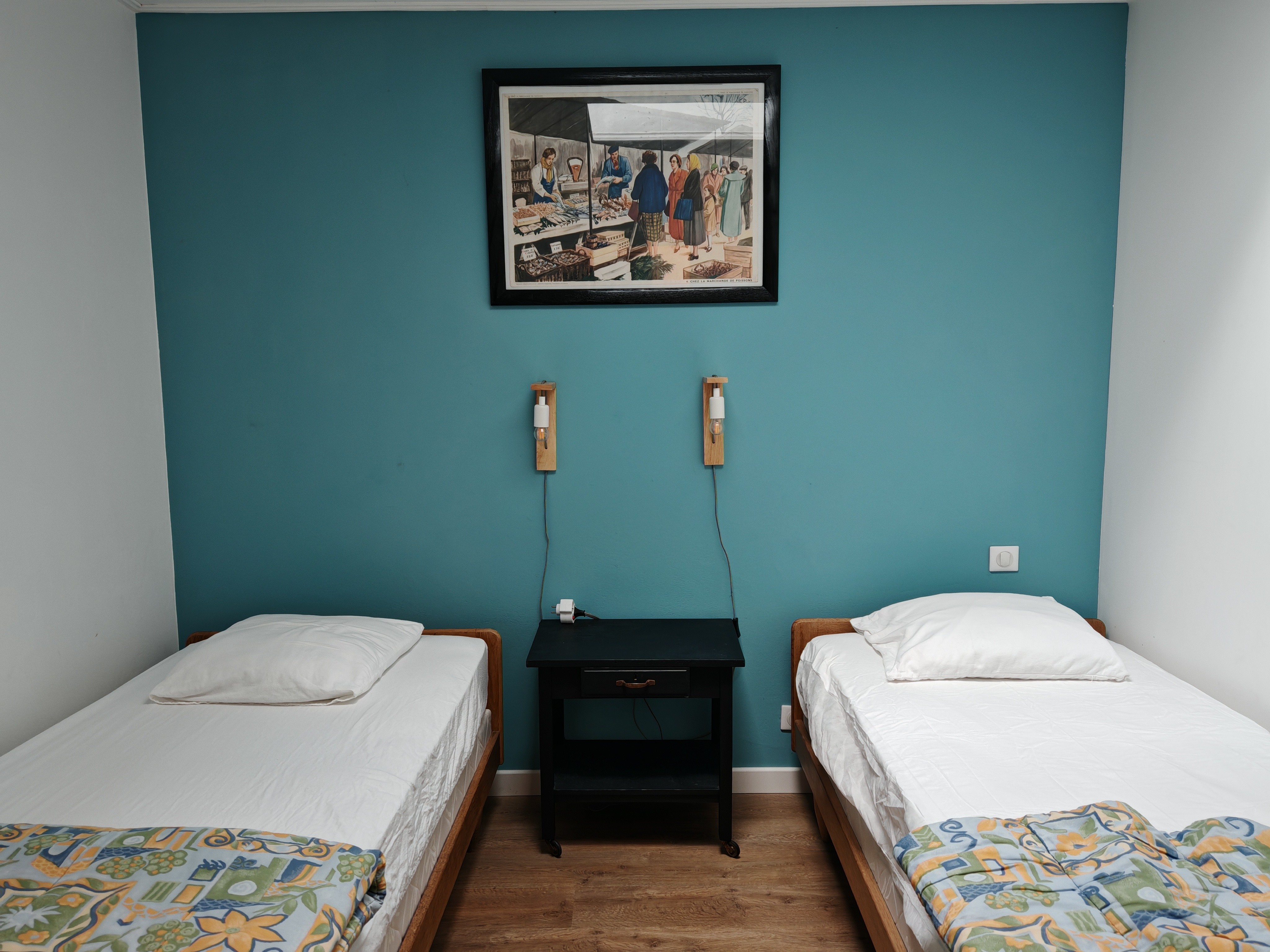 Bedroom with 2 single beds