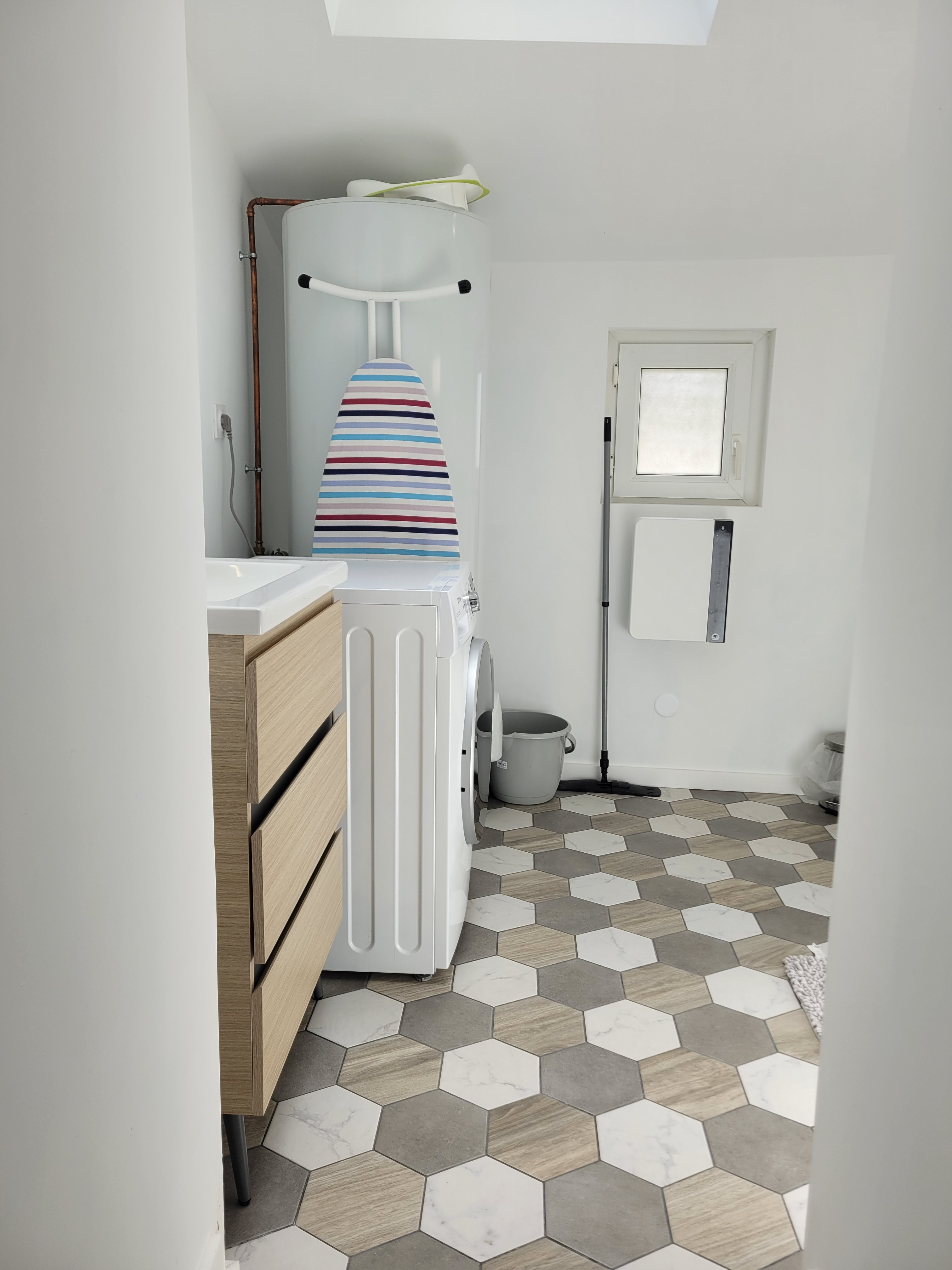 Maison Clévacances Plouézec  salle de bain du RDC avec petite baignoire et WC