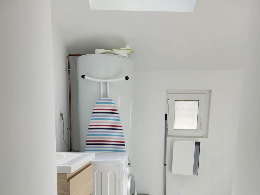Maison Clévacances Plouézec salle de bain du RDC avec petite baignoire et WC