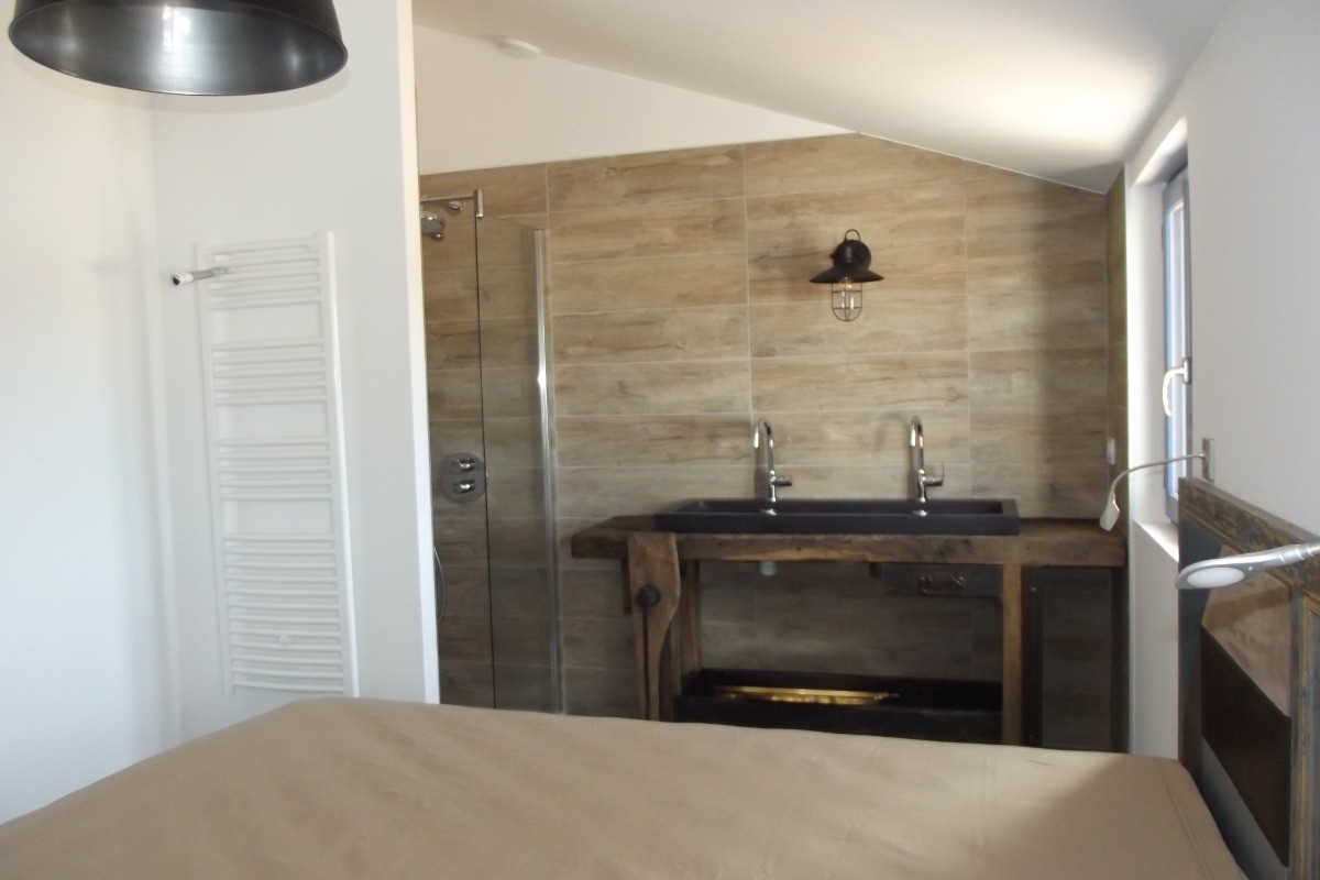 chambre de l'étage - lit en 160 avec salle d'eau dans la chambre
