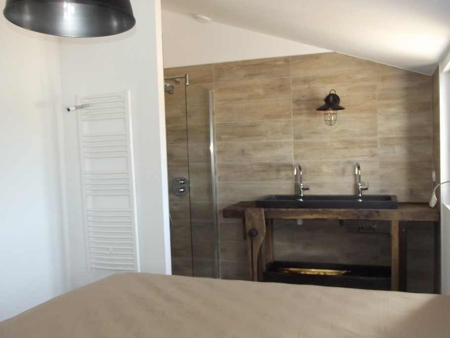 chambre de l'étage - lit en 160 avec salle d'eau dans la chambre